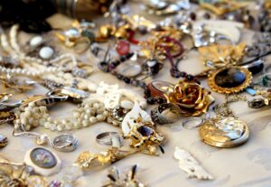 Old,Vintage,Necklaces,And,Jewelry,For,Sale,In,The,Antique